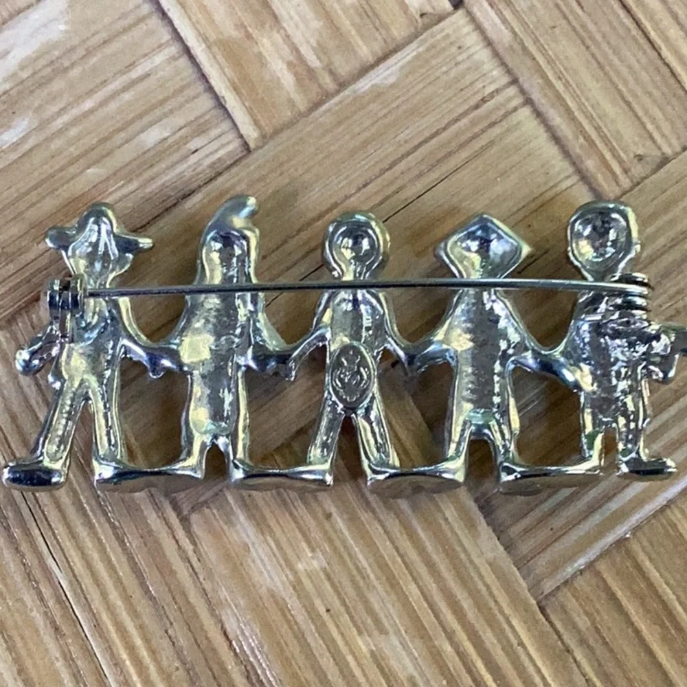 Vintage‎ Premier Silver Children Of The World Holding Hands Peace Love Unity Pin